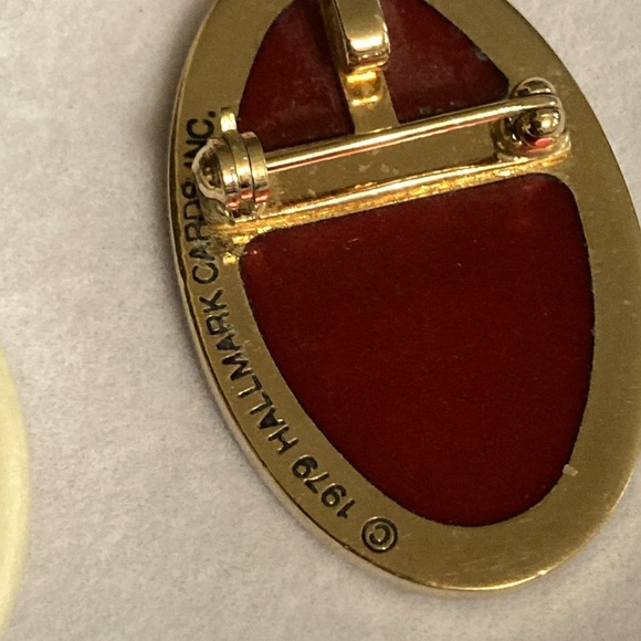 Vintage brooches two Avon one Hallmark 1979 cloisonné. All wearable one unmarked - Picture 5 of 10